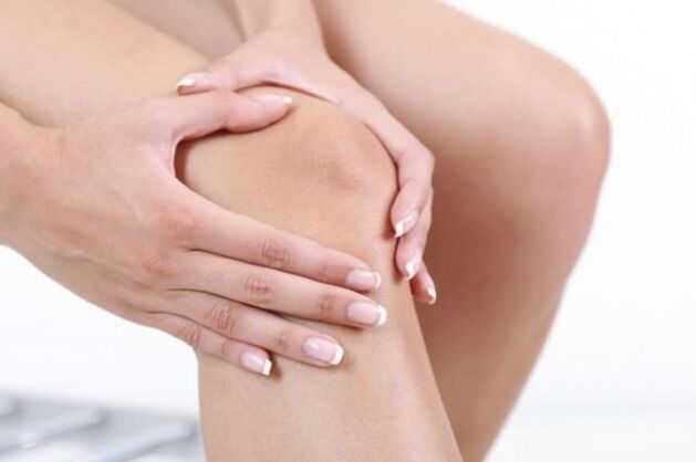 Bei einer Arthrose treten akute Schmerzen auf, die die Beweglichkeit des Kniegelenks einschränken