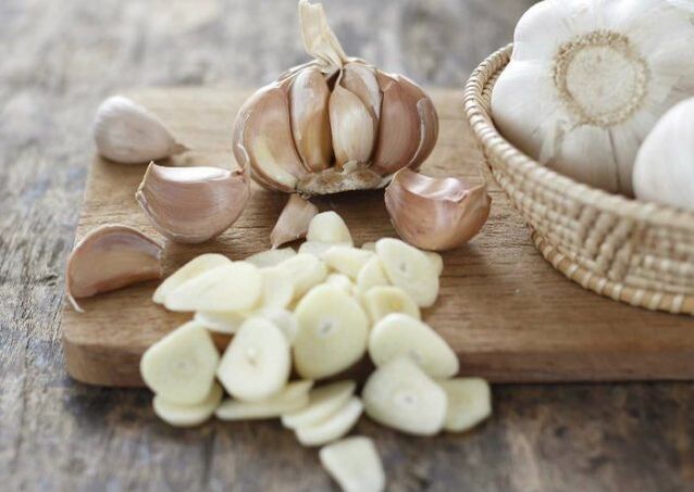 Knoblauch zur Zubereitung einer Einreibung, die bei der Behandlung von Arthrose des Kniegelenks wirksam ist